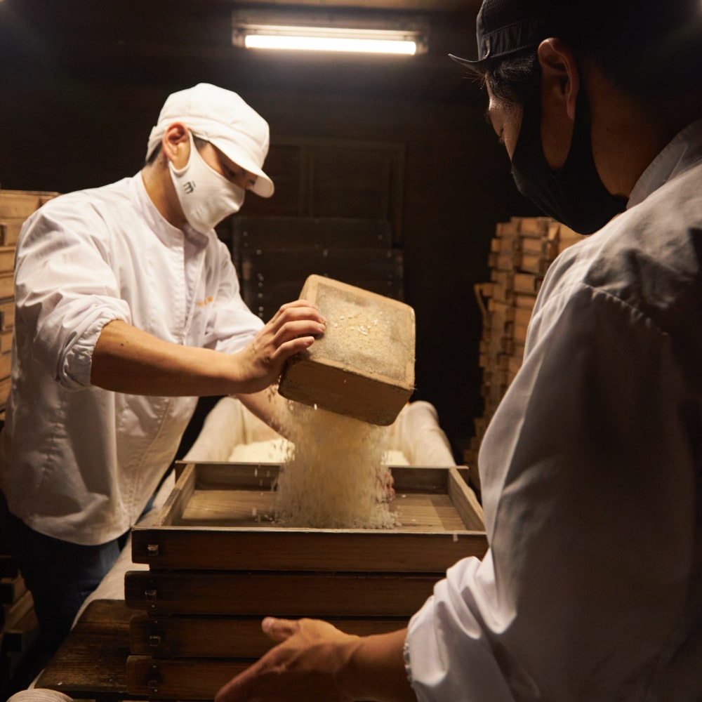 2人で作業を交代しながら…