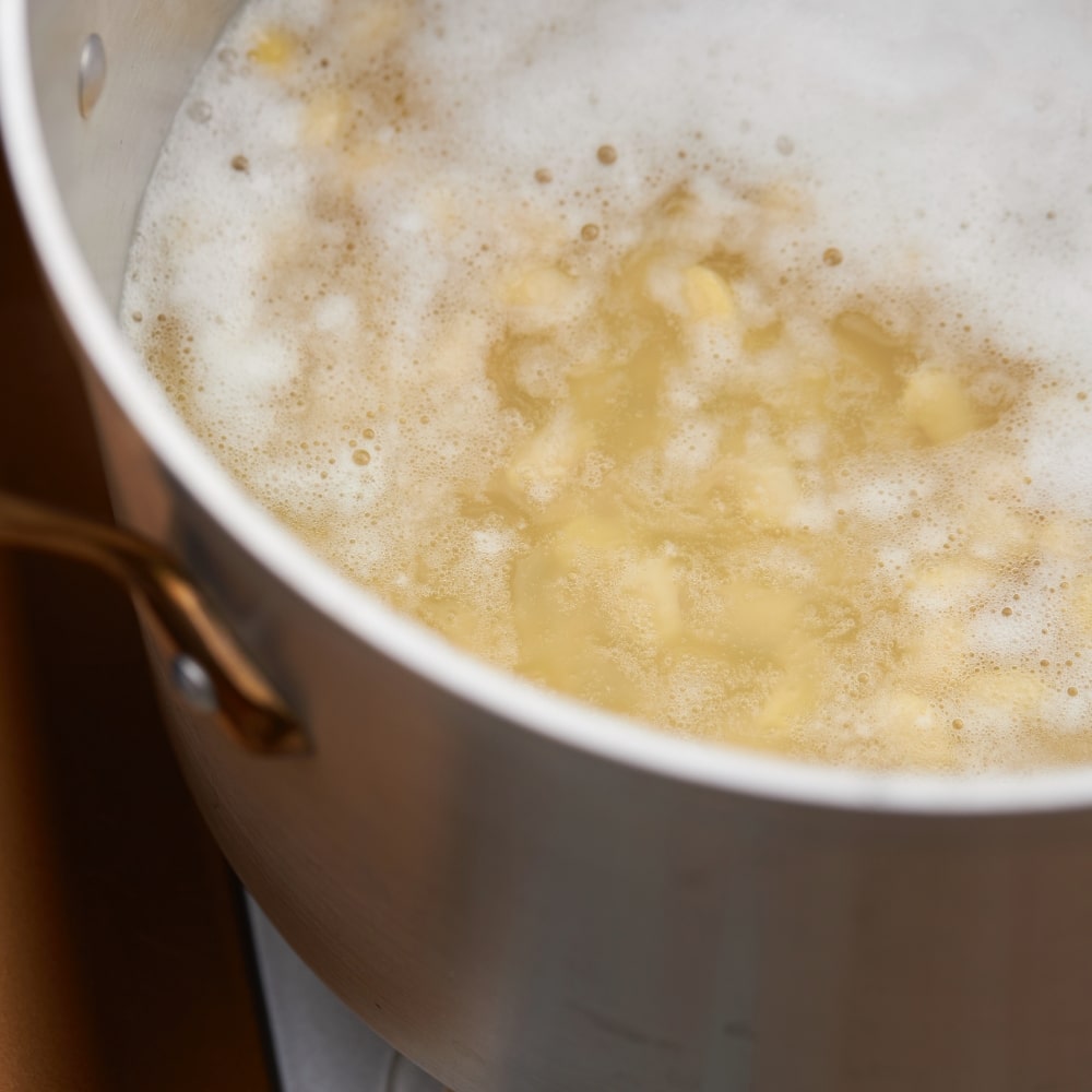 大豆を1時間半~2時間柔らかくなるまで炊きます